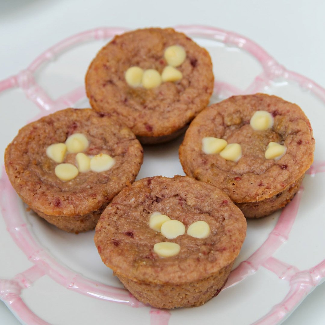https://49645306.fs1.hubspotusercontent-na1.net/hubfs/49645306/Site%20Images/Products/white-chocolate-muffins.jpg